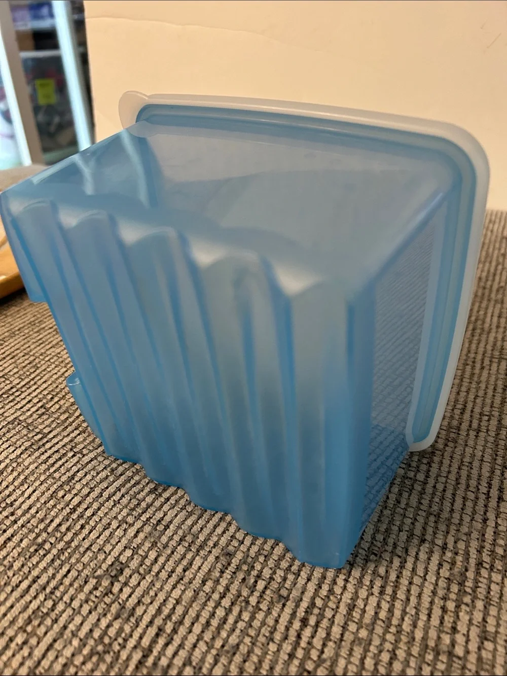 Tupperware FridgeSmart Small container light blue square with white lid & vents